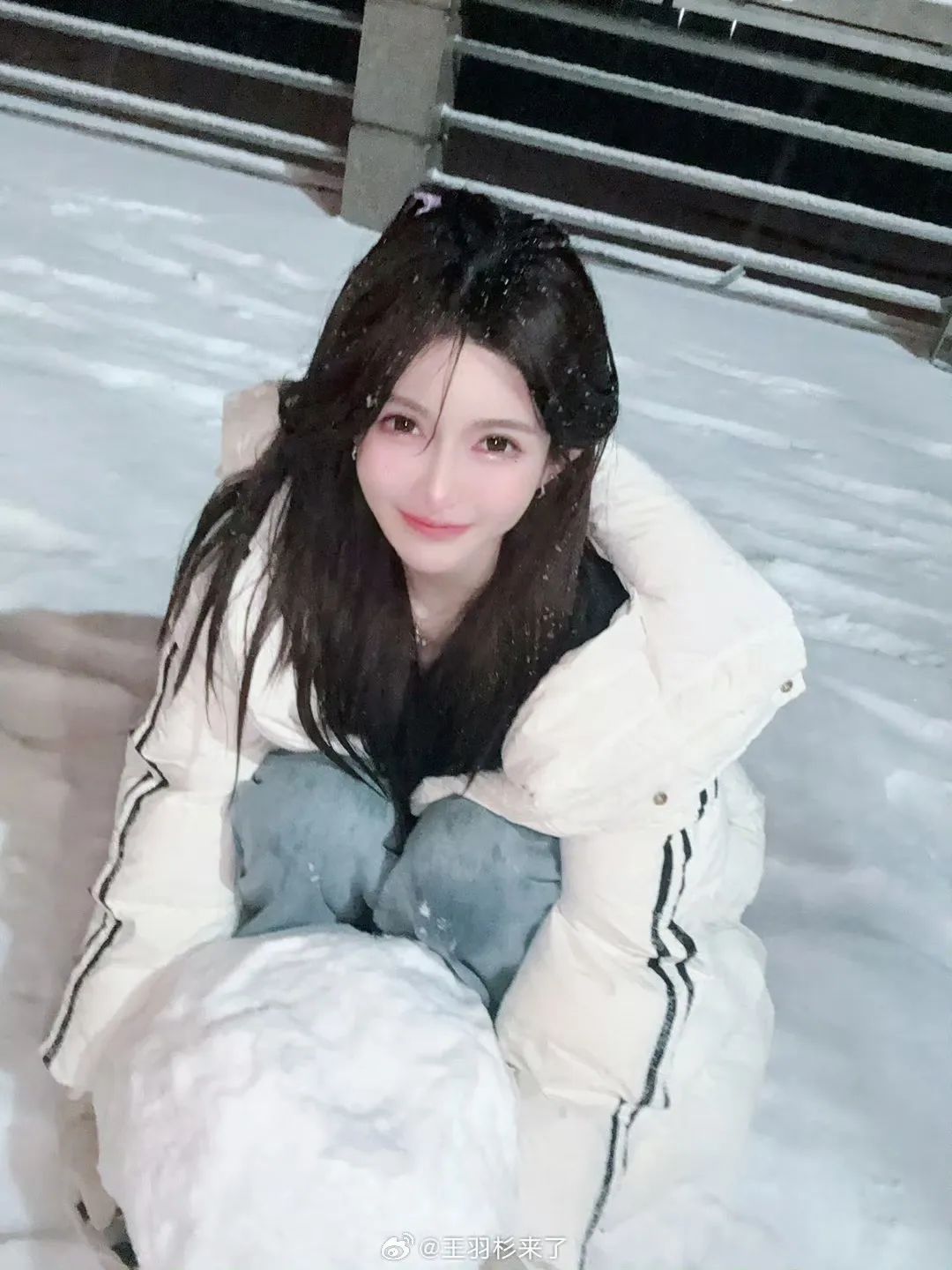 二次元女主播让网友刷礼物，称自己很有投资价值，别的女主播都是直播挣钱，自己只想找对象，网友锐评:都买豪宅了，太贪心了！